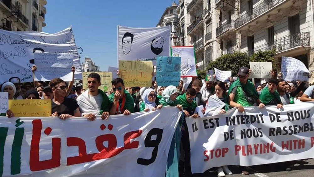 الجزائر.. المئات من الطلاب بتظاهرات جديدة مساندة للحراك