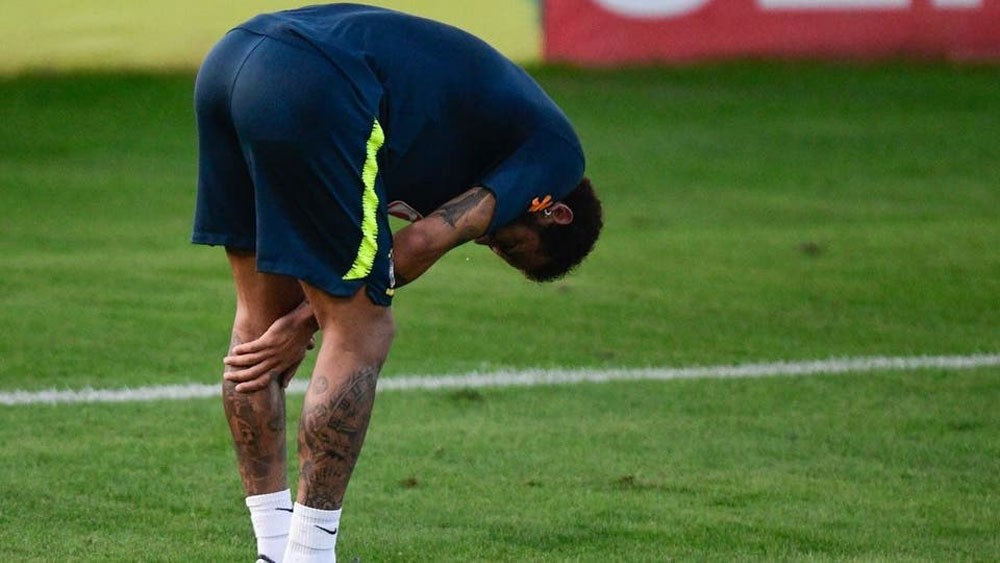 آلام في ركبة نيمار.. تقلق البرازيليين قبل كوبا أميركا