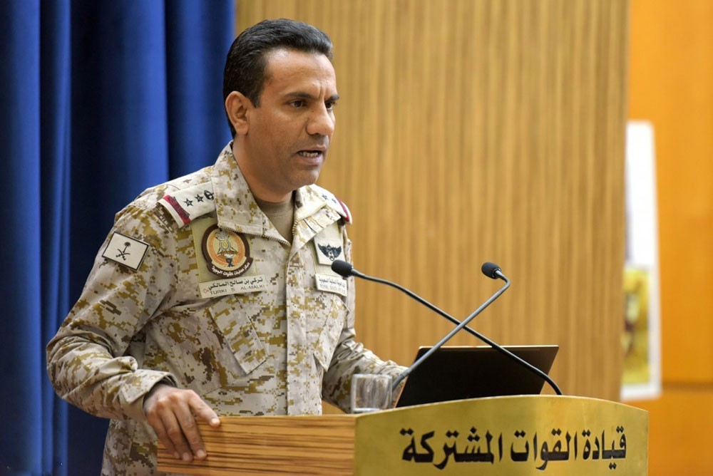 التحالف: بعض أسلحة الحوثي تحمل صور الأسد وتُهرّب من لبنان