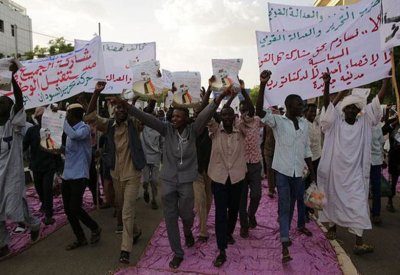 مسيرة داعمة للعسكري السوداني.. و"نصرة الشريعة" ينسحب