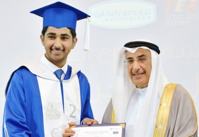 معالي الشيخ خالد بن عبد الله يشهد حفل تخرج حفيده في مدرسة الإبداع الخاصة