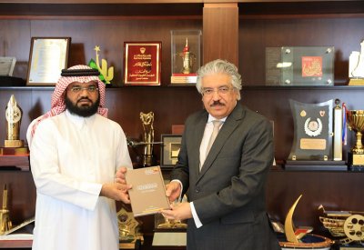 رئيس جامعة البحرين يتسلم رسالة دكتوراه من أستاذ بالصيرفة الإسلامية بالجامعة