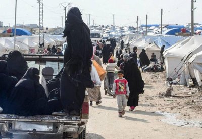  سوريا.. مئات النساء والأطفال يغادرون مخيم الهول
