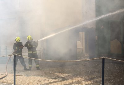 بالصور : حريق يلتهم مركز رياضي في منطقة سند
