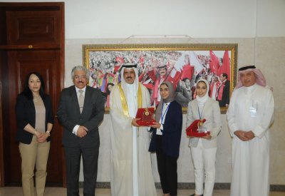 وزير التربية يكرم طالبتين اخترعتا قفازاً لترجمة لغة الإشارة إلى كلمات مسموعة