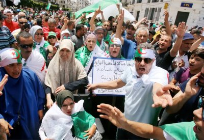 الجزائر.. الجيش يدعو لحوار جاد وبناء للإسراع بإيجاد حلول