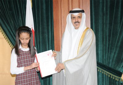 وزير التربية يتسلم قصة من تأليف طالبــة كفيـــفة