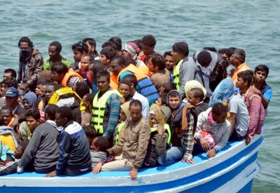 75 مهاجراً عالقون في عرض البحر.. وتونس ترفض استقبالهم