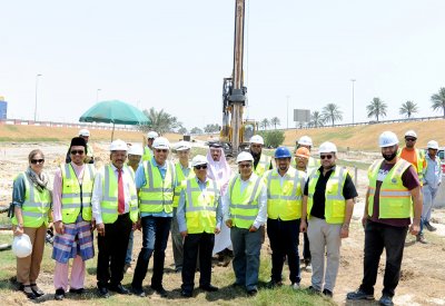 وزير الأشغال يتفقد مشروع جسر تقاطع شارع الشيخ خليفة بن سلمان بشارع الشيخ عيسى بن سلمان