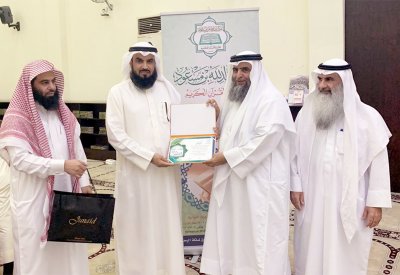 د. الهاجري يكرم أئمة التراويح والقيام