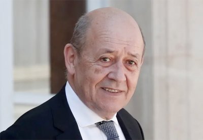 لودريان: فرنسا تتابع "باهتمام" الوضع في الجزائر