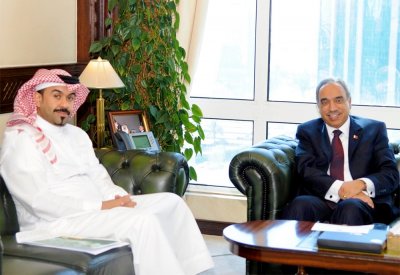 الوزير خلف والبلدي فاضل العود يبحثان احتياجات الدائرة السادسة بالمحرق