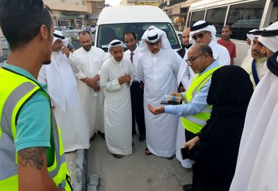 وكيل شؤون الأشغال يتفقد مشروع تطوير الطرق بقرية السنابس