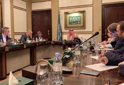 الجبير: إغلاق إيران لهرمز سيؤدي لرد فعل "قوي جداً جداً"