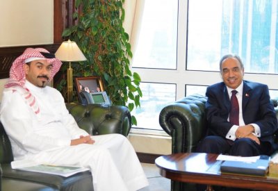الوزير خلف والبلدي العود يبحثان المواضيع المتعلقة بالدائرة السادسة بالمحرق