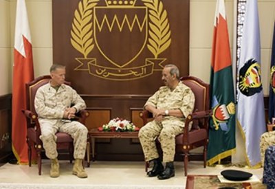 القائد العام لقوة الدفاع يستقبل قائد المشاة البحرية بالقيادة المركزية الأمريكية