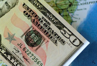 الدولار يواصل الانحدار بعد أكبر خسارة أسبوعية في 4 أشهر
