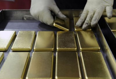  الذهب يتراجع من ذروة 6 سنوات بعد تعليقات مسؤولين بالمركزي الأميركي
