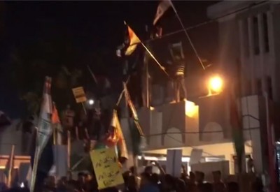 متظاهرون يقتحمون سفارة البحرين في بغداد
