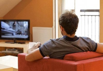 مشاهدة التلفزيون 4 ساعات يومياً يزيد فرص الوفاة بالقلب