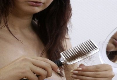 علامات تحذيرية ترافق تساقط شعرك تخفي مشكلات صحية خطيرة