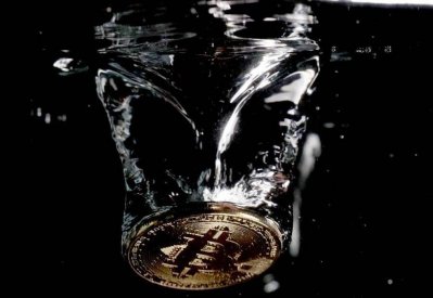 بتكوين تهبط 17% متراجعة عن مستوى 11 ألف دولار