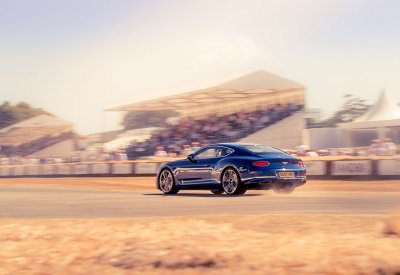 Bentley تحتفل بالذكرى المئوية في’جودوود‘ للسرعة