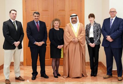 سمو الشيخ سلمان بن خليفة يستقبل وفدًا من الكلية الملكية للجراحين في إيرلندا