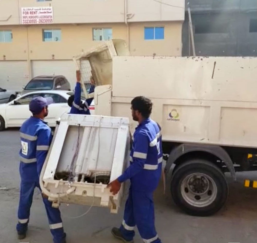 بلدية "الجنوبية" تزيل مخالفات إشغال الطرق في مجمع 939 بالرفاع