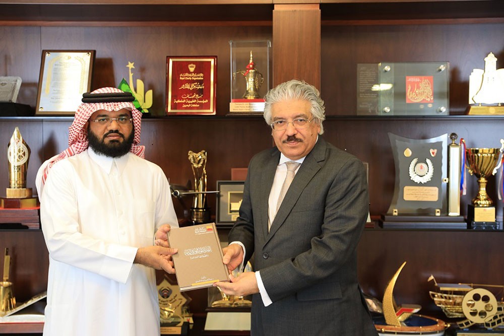 رئيس جامعة البحرين يتسلم رسالة دكتوراه من أستاذ بالصيرفة الإسلامية بالجامعة