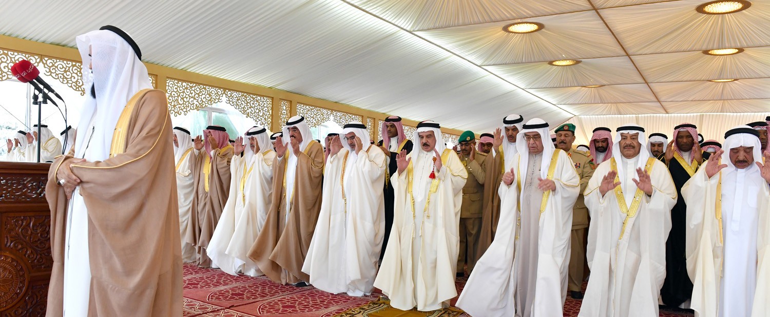  جلالة الملك المفدى يشارك جموع المصلين في أداء صلاة عيد الفطر المبارك