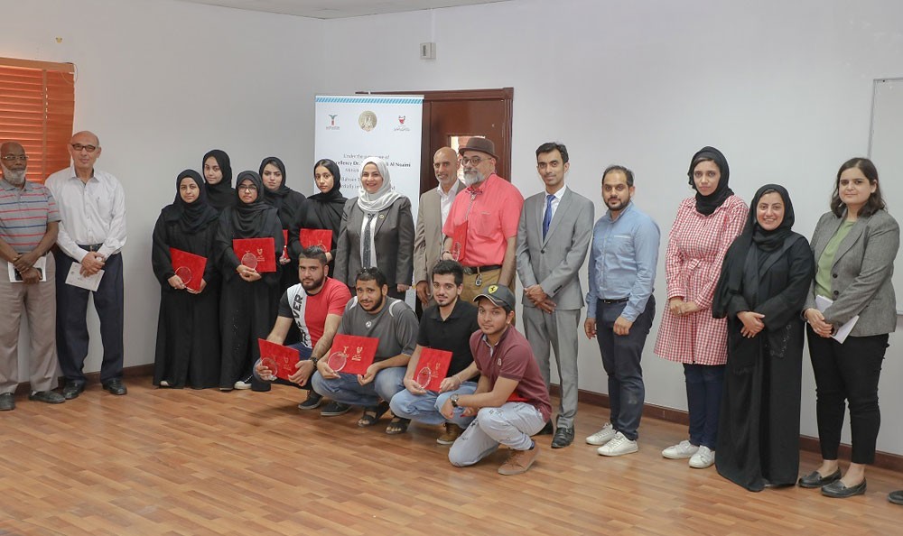 مدير عام معهد البحرين للتدريب تكرم الفائزين في مسابقة معرض ابتكر (5)