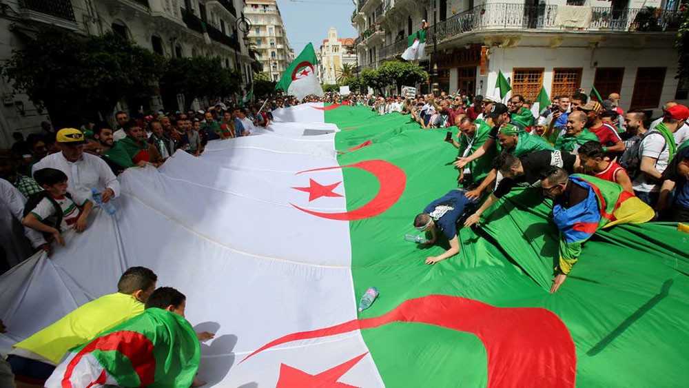 الجزائر.. الجيش يدعو لحوار جاد وبناء للإسراع بإيجاد حلول