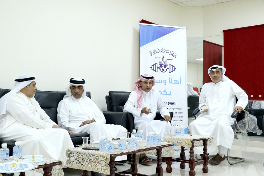 علي بن محمد يزور نادي المعامير ويشيد بإسهاماته في خدمة الكرة الطائرة