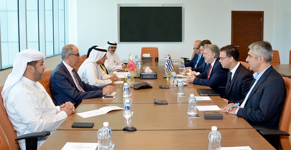وزير الصناعة يستعرض آليات تعزيز التعاون التجاري مع وزير خارجية اليونان