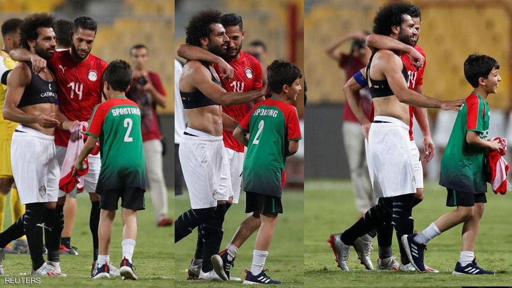  بالصورة.. قصة الطفل المصري وقميص صلاح في "برج العرب"