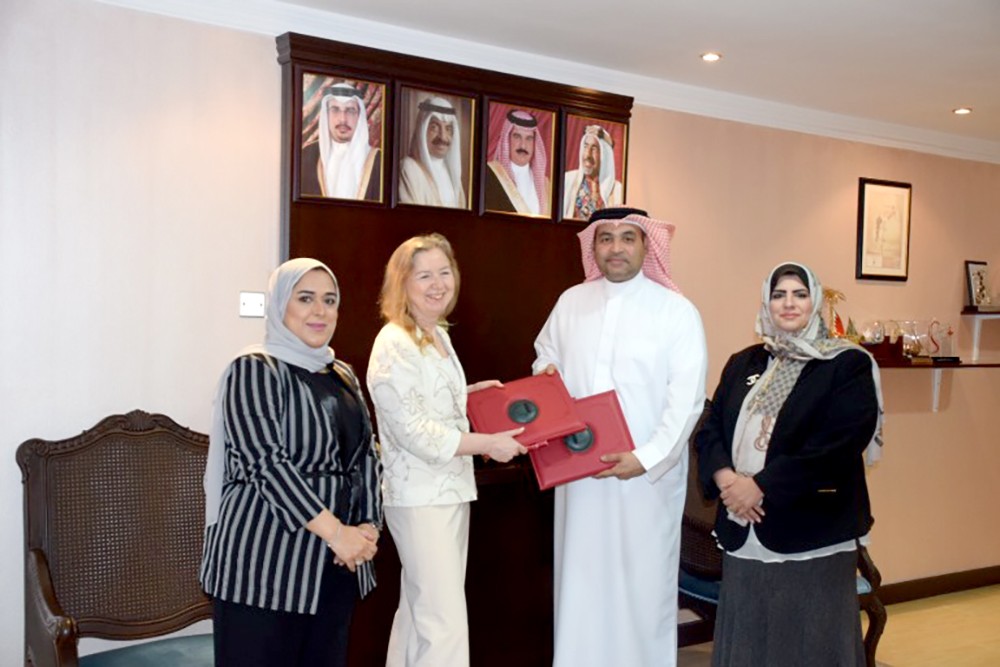  الصحة والكلية الملكية للجراحين في أدنبره يوقعان اتفاقية لتدريب أطباء الأسنان