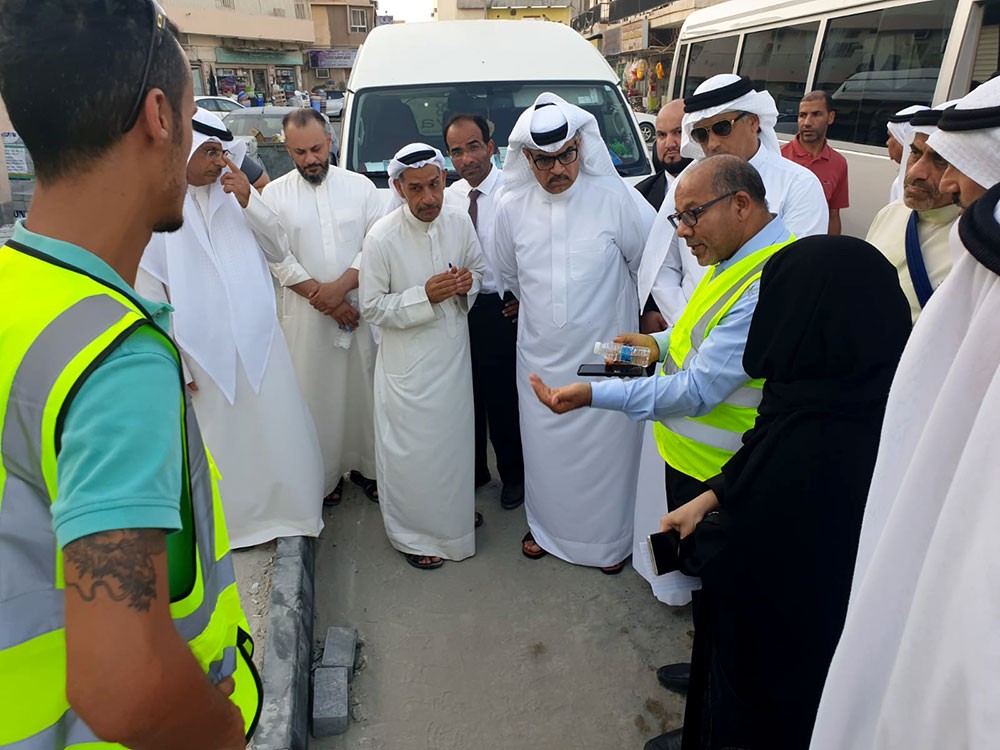 وكيل شؤون الأشغال يتفقد مشروع تطوير الطرق بقرية السنابس