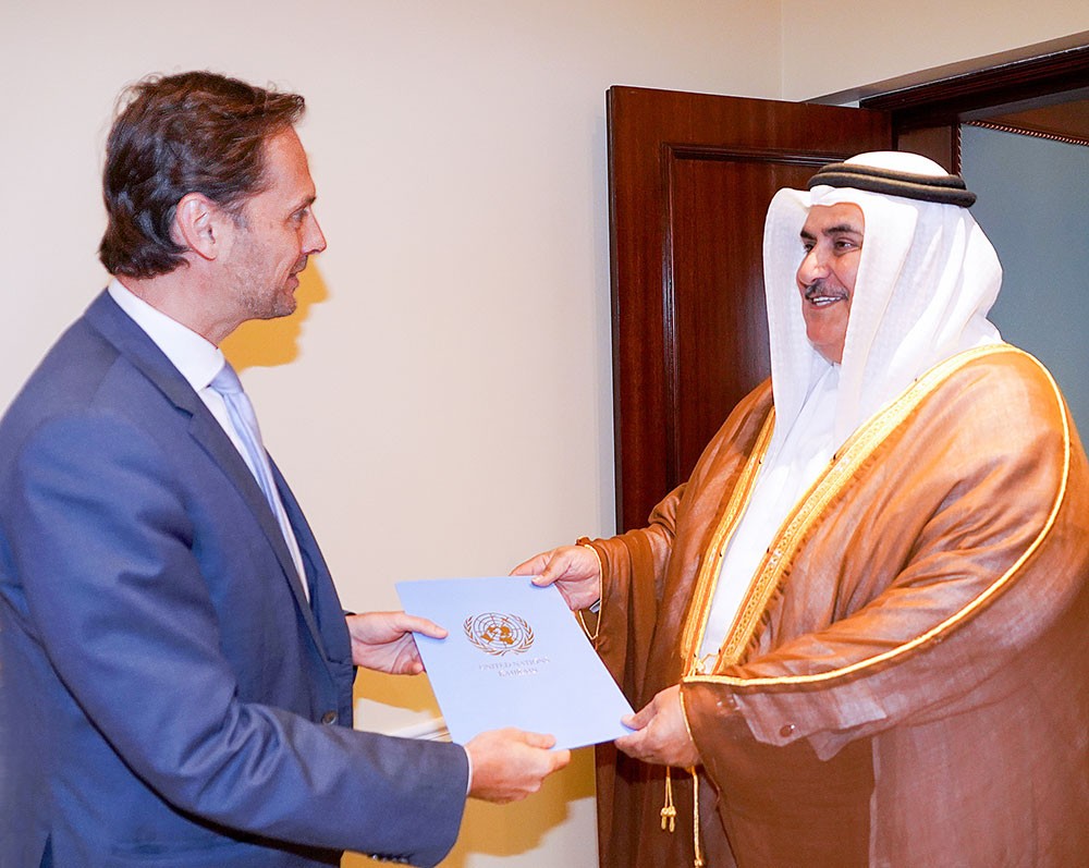 معالي وزير الخارجية يتسلم أوراق تفويض الممثل المقيم لبرنامج الأمم المتحدة الإنمائي لدى البحرين