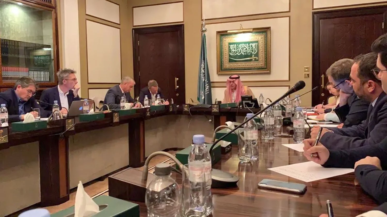 الجبير: إغلاق إيران لهرمز سيؤدي لرد فعل "قوي جداً جداً"