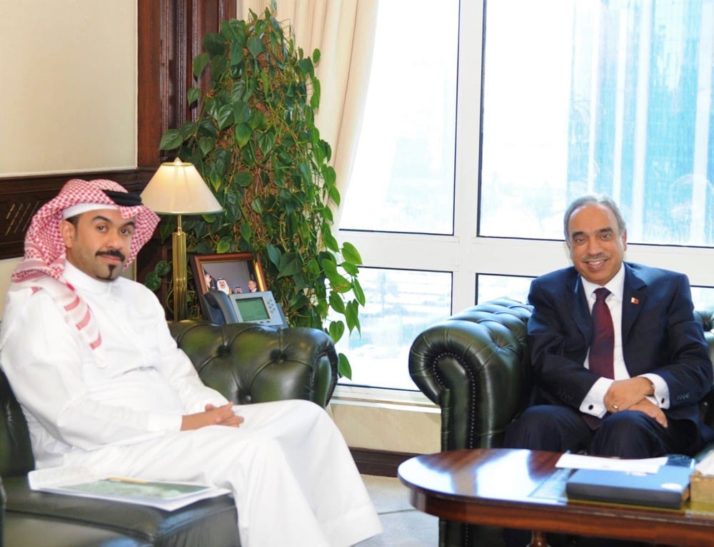 الوزير خلف والبلدي العود يبحثان المواضيع المتعلقة بالدائرة السادسة بالمحرق