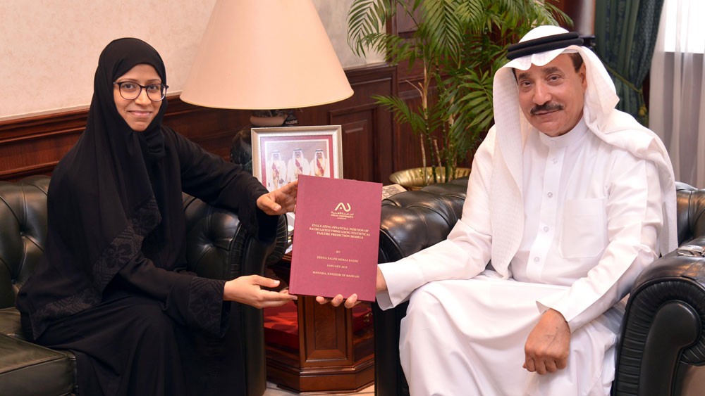 حميدان يتسلم رسالة ماجستير عن تقييم الوضع المالي للشركات  