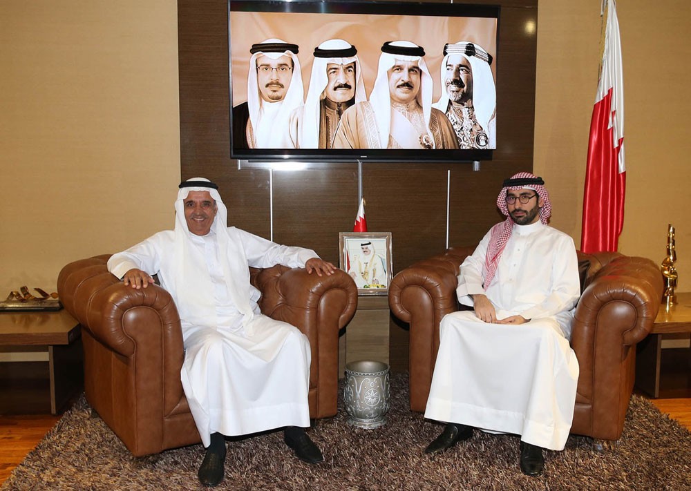 المؤيد يبحث معه دعم بنك البحرين والكويت لمبادرة إنشاء 100 ملعب  