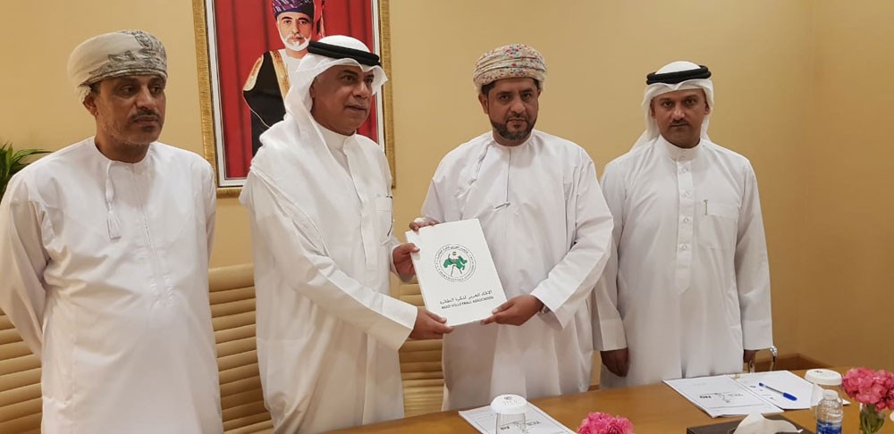 الاتحاد العربي يوقع مع عمان عقد استضافة البطولة العربية الشاطئية للطائرة