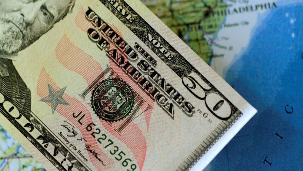 الدولار يواصل الانحدار بعد أكبر خسارة أسبوعية في 4 أشهر