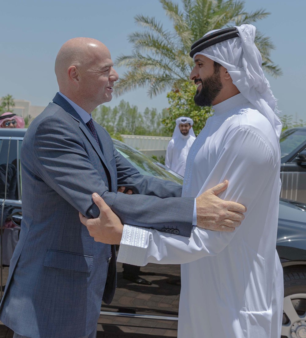 ناصر بن حمد يستقبل رئيس الاتحاد الدولي "الفيفا" إنفانتينو