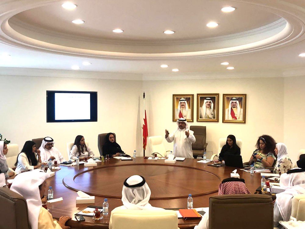 المناعي: مركز الاتصال الوطني يسخّر طاقاته لدعم تنفيذ مبادرات خطة "بحريننا"