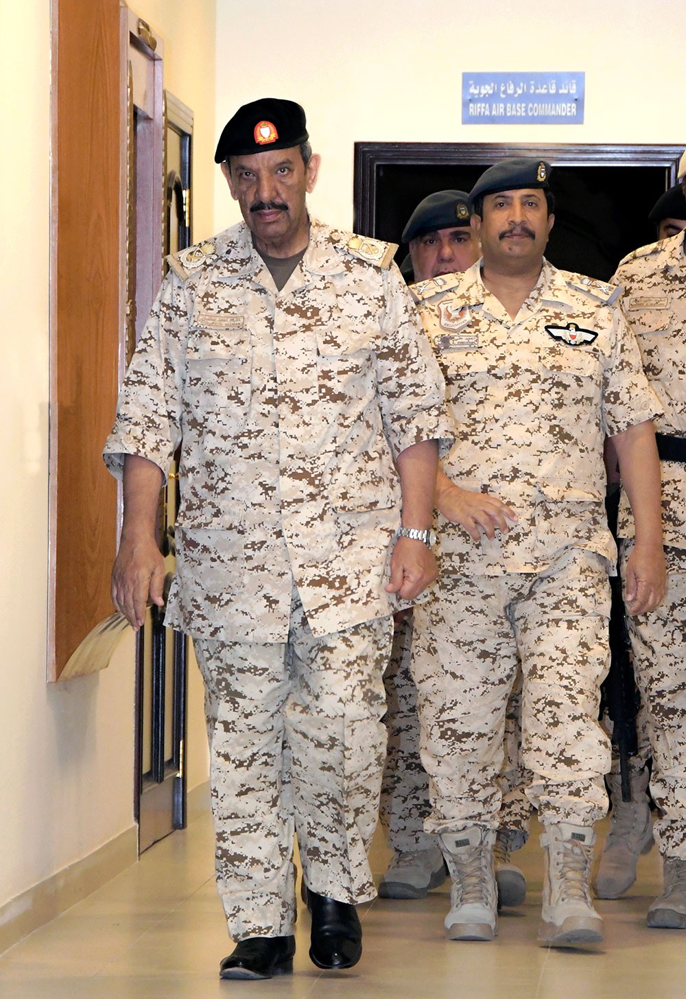القائد العام يتفقد ويطلع على جاهزية أحد أسلحة قوة الدفاع