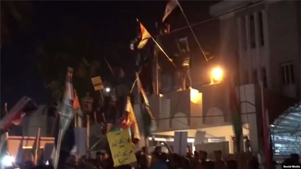 متظاهرون يقتحمون سفارة البحرين في بغداد