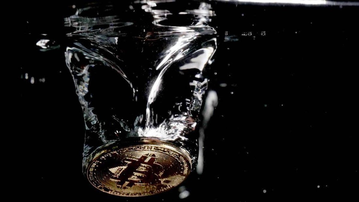 بتكوين تهبط 17% متراجعة عن مستوى 11 ألف دولار